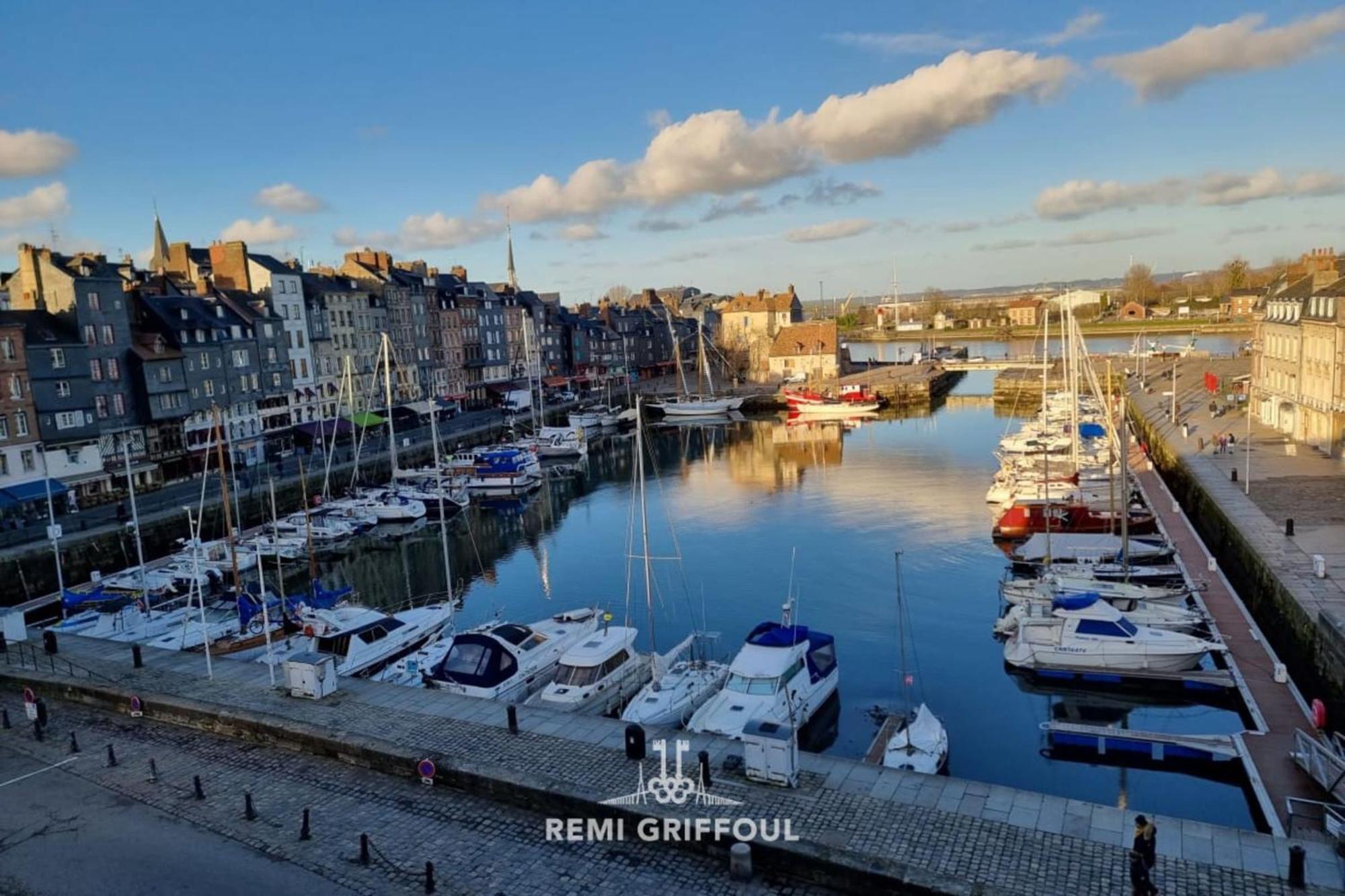 Racing The Wind Breathtaking Port View 2 Pers Apartment Honfleur Bagian luar foto